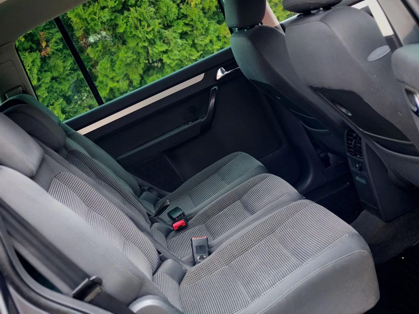 VW Touran 1.9TDI(101)* HIGHLINE* 7-МЕСТА* 6-СКОРОСТИ* , снимка 14 - Автомобили и джипове - 54057518