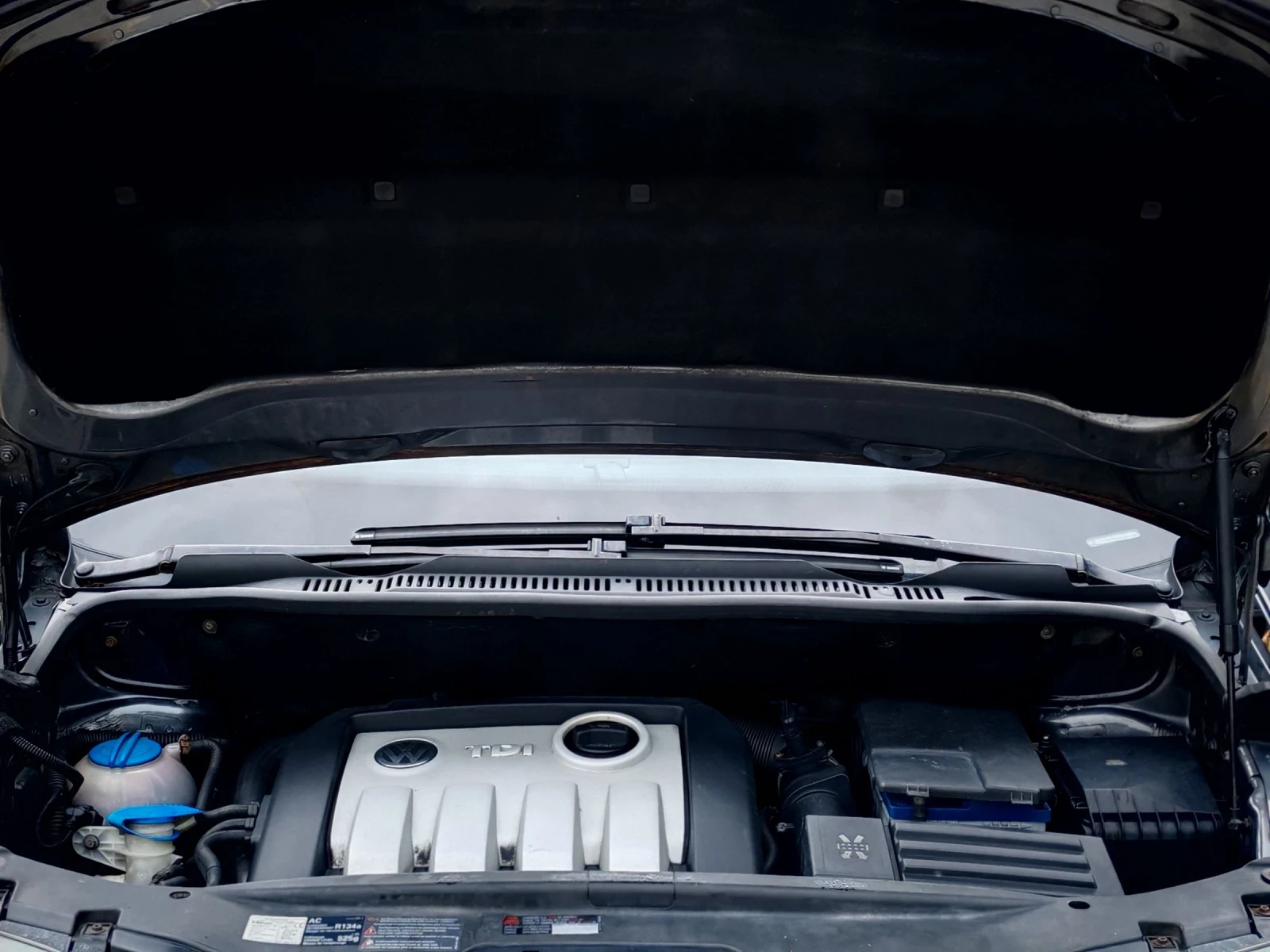 VW Touran 1.9TDI(101)* HIGHLINE* 7-МЕСТА* 6-СКОРОСТИ* , снимка 16 - Автомобили и джипове - 54057518