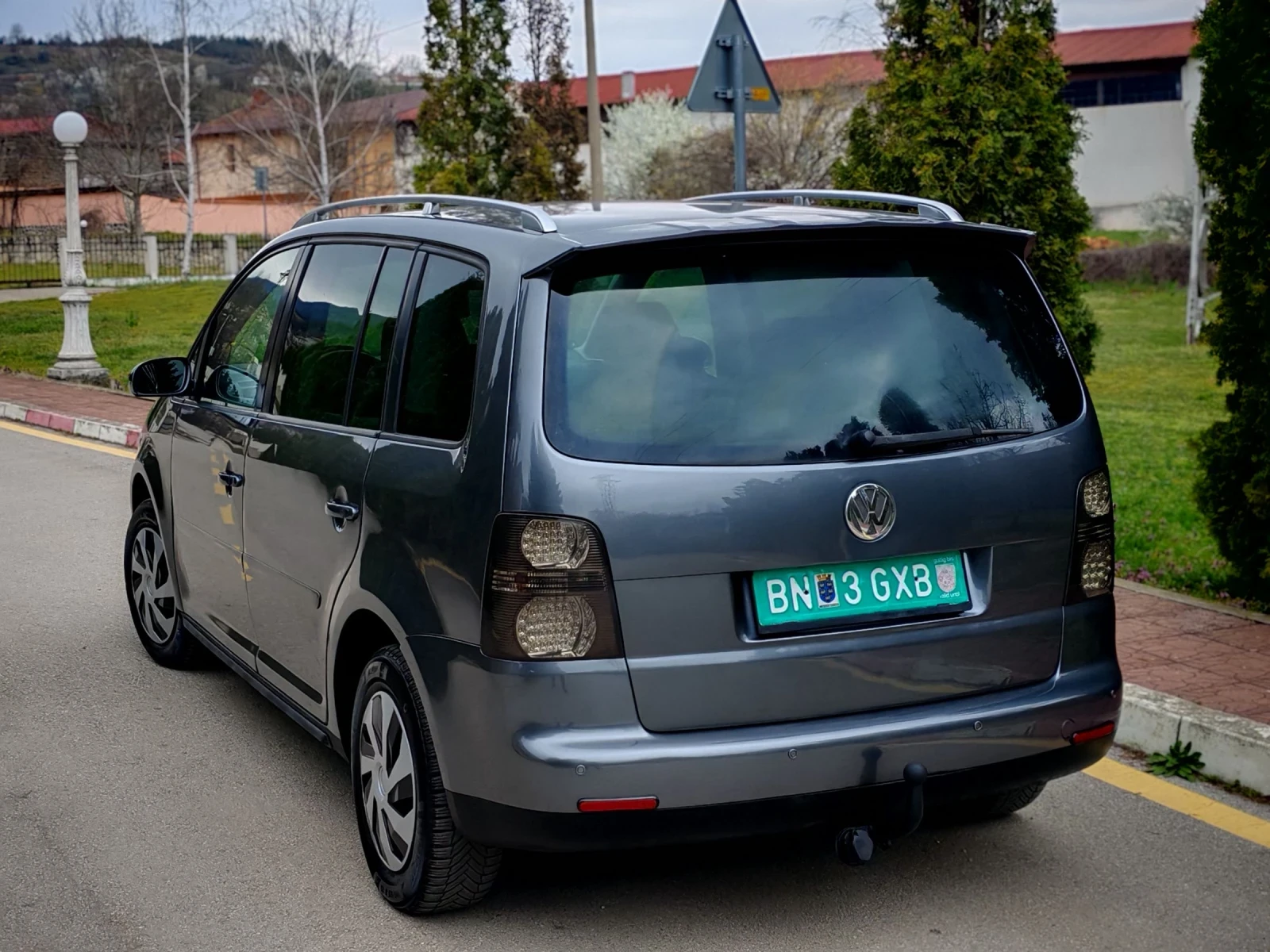 VW Touran 1.9TDI(101)* HIGHLINE* 7-МЕСТА* 6-СКОРОСТИ* , снимка 5 - Автомобили и джипове - 54057518