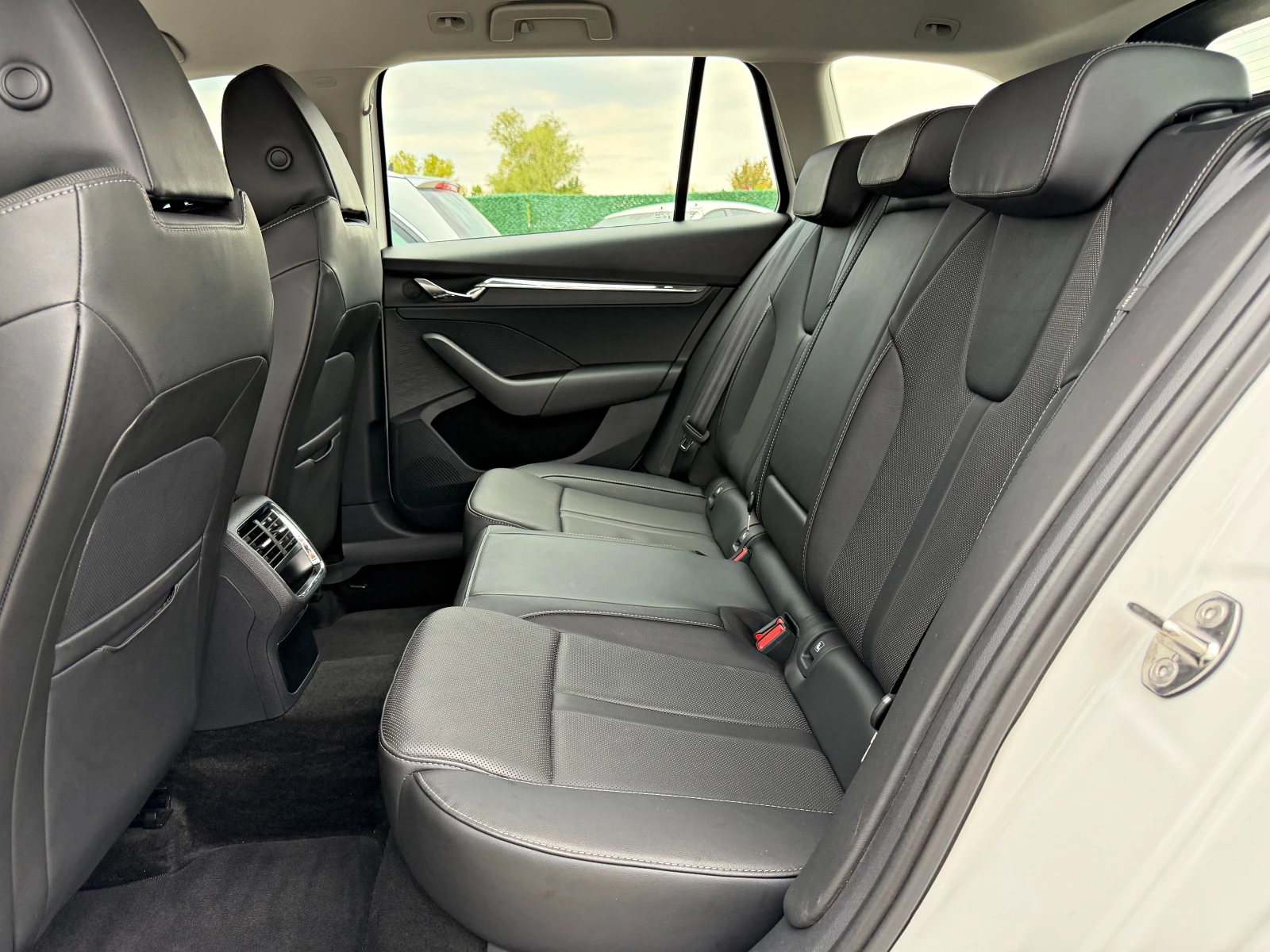 Skoda Octavia DIGITAL COCKPIT SIDE ASSIST LED AMBIENTE KEYLESS, снимка 11 - Автомобили и джипове - 56069808