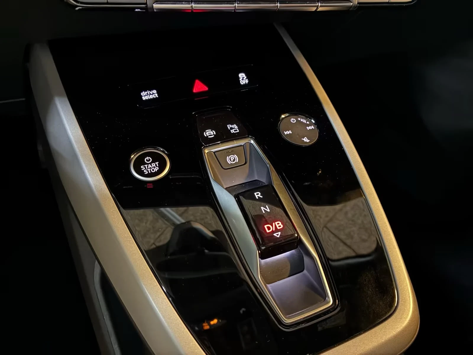 Audi Q4 40 e-tron, снимка 17 - Автомобили и джипове - 55685534