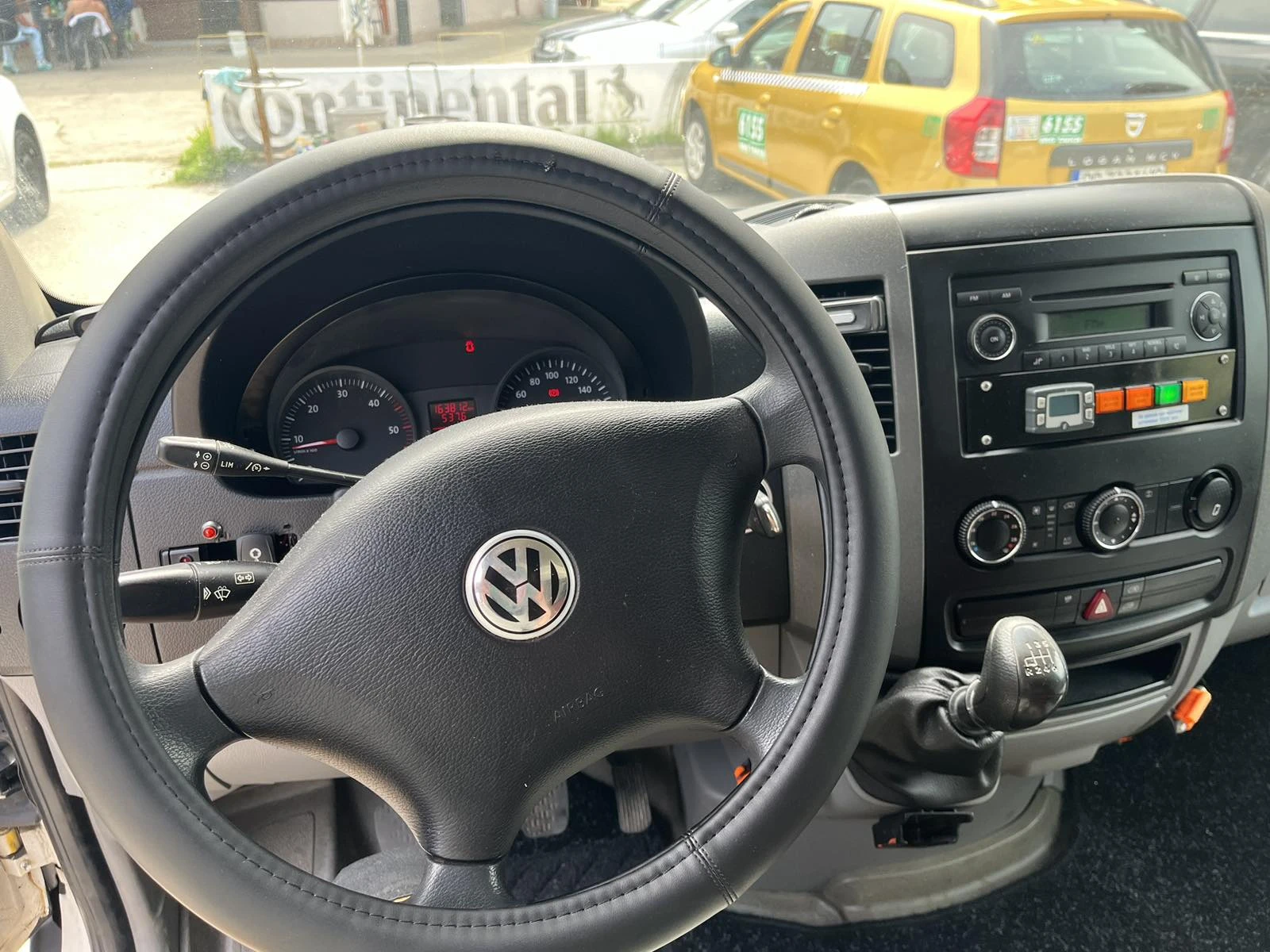 VW Crafter 35 L1H1 2, 5TDI - изображение 8