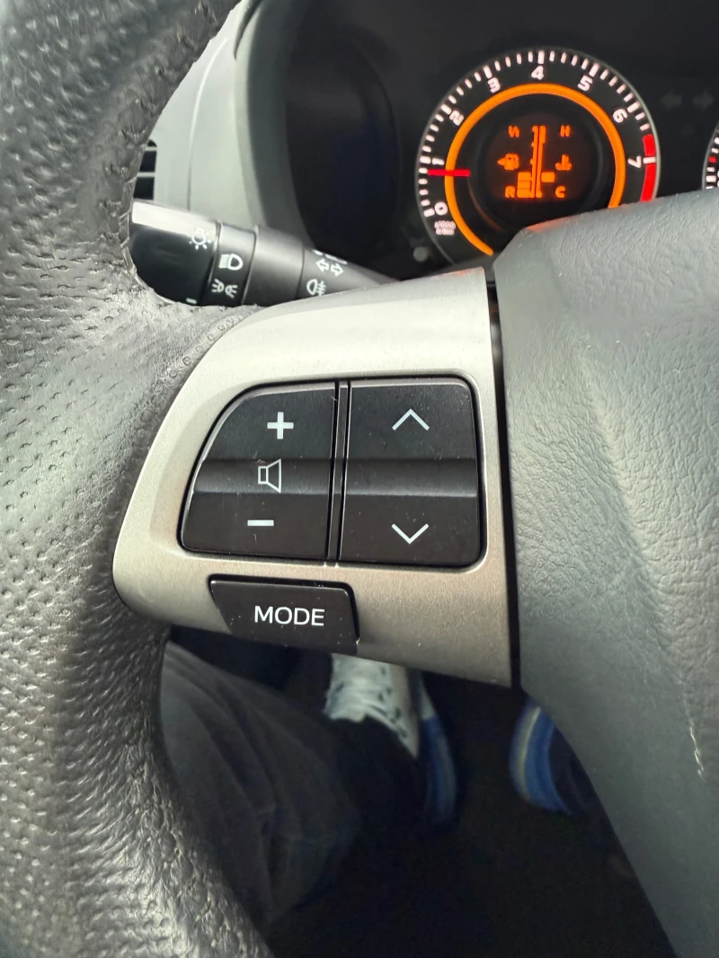 Toyota Auris 1.8i   vvti Facelift Евро5, снимка 16 - Автомобили и джипове - 52484480