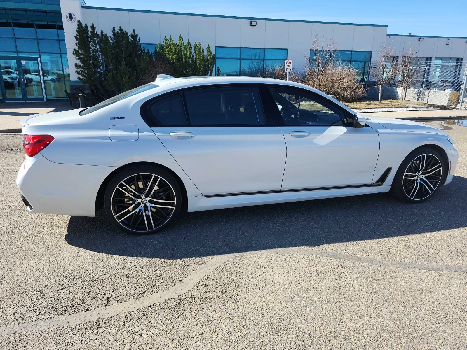 BMW 740 40Le * INDIVIDUAL * ПОДГРЕВ * ОБДУХВАМЕ * ПАНОРАМА, снимка 4 - Автомобили и джипове - 54271218