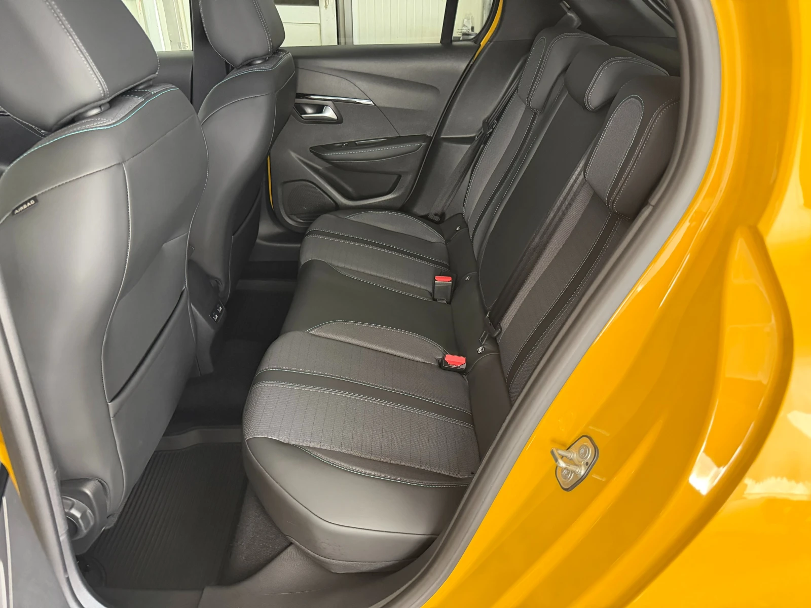 Peugeot 208 1.2 ALLURE* 28000км.* ПЪЛЕН СЕРВИЗ В ПЕЖО, снимка 10 - Автомобили и джипове - 54719245