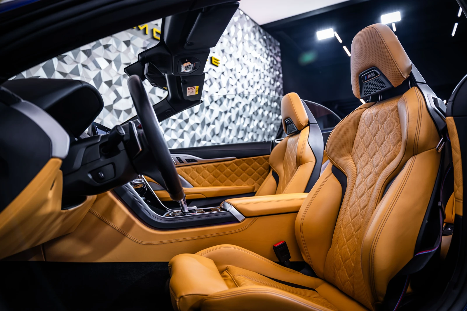 BMW M8 Competition Cabriolet Carbon* B&W, снимка 12 - Автомобили и джипове - 55582584