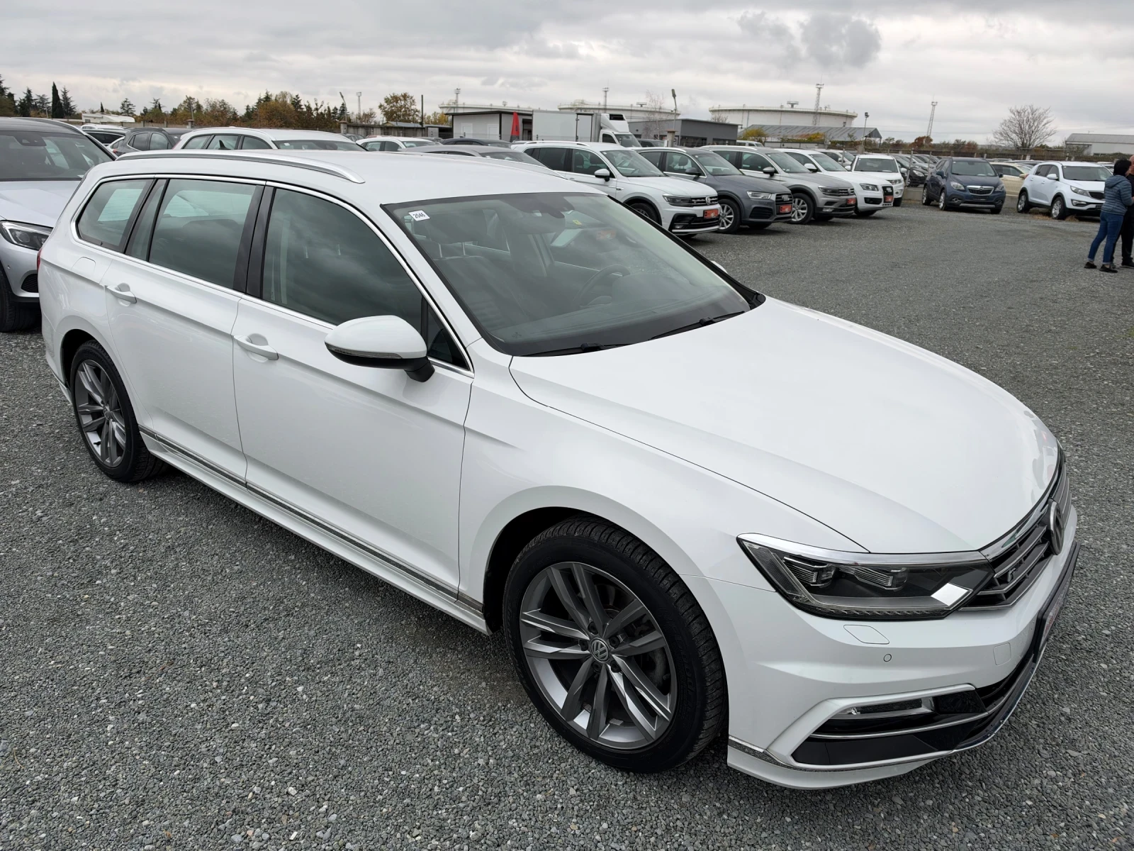 VW Passat (KATO НОВА)^(R-Line), снимка 3 - Автомобили и джипове - 56735921