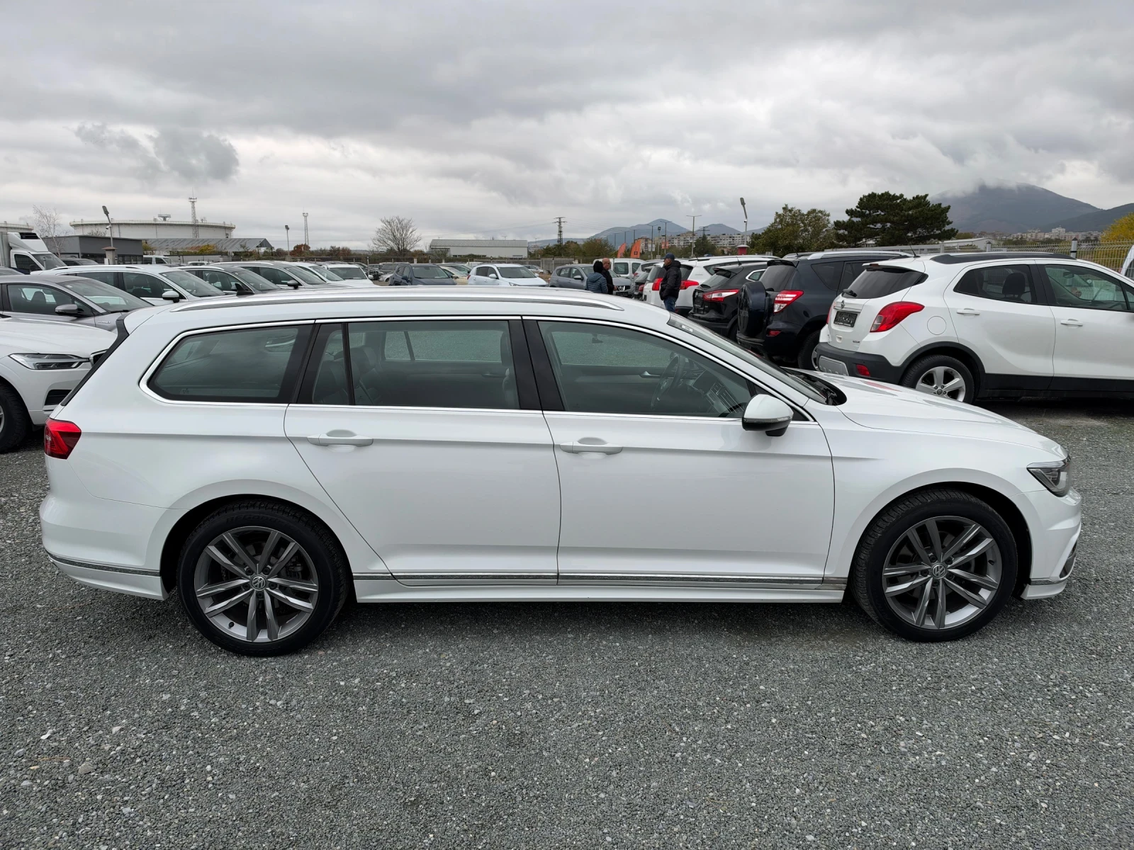 VW Passat (KATO НОВА)^(R-Line), снимка 4 - Автомобили и джипове - 56735921