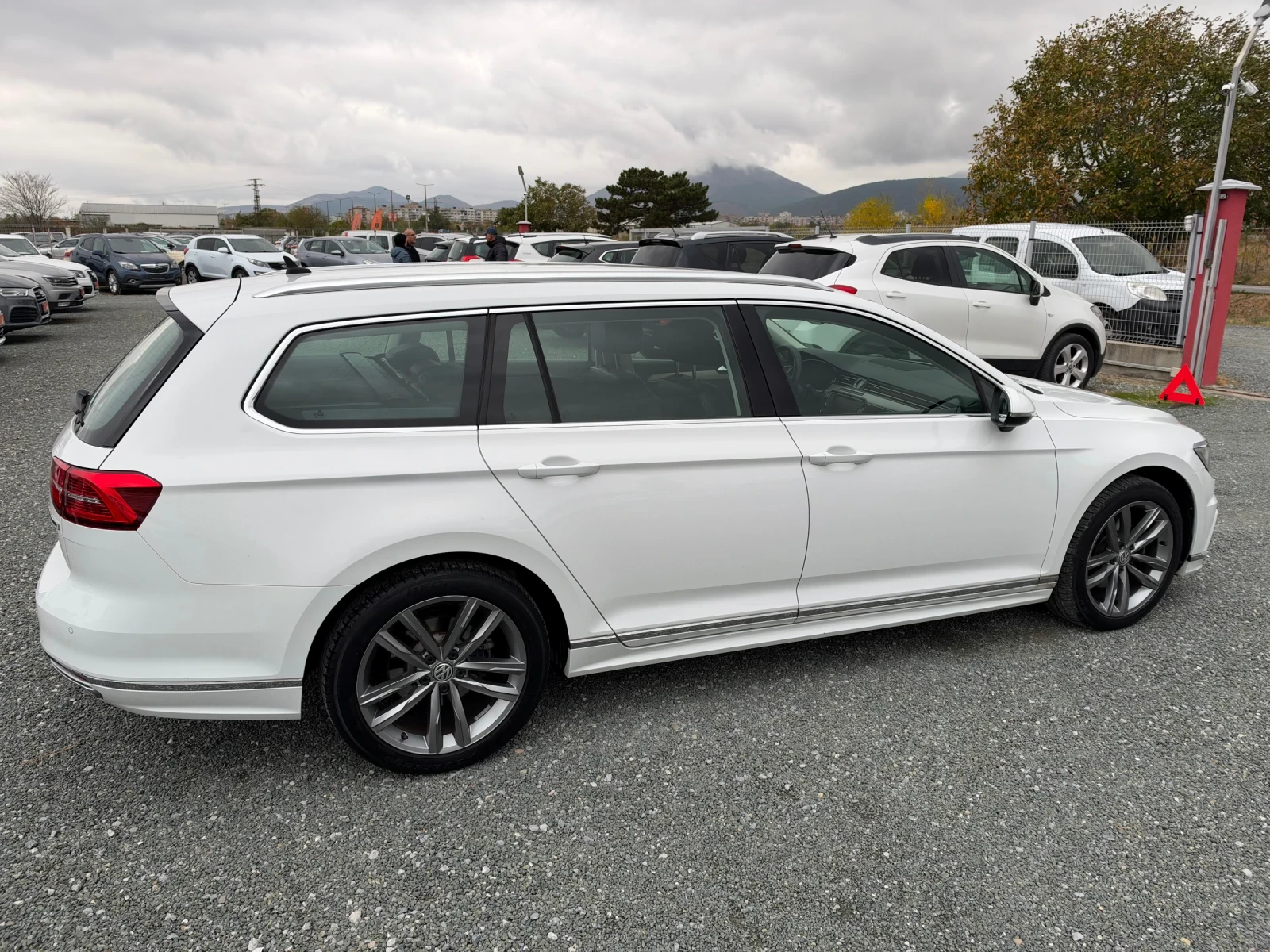 VW Passat (KATO НОВА)^(R-Line), снимка 5 - Автомобили и джипове - 56735921