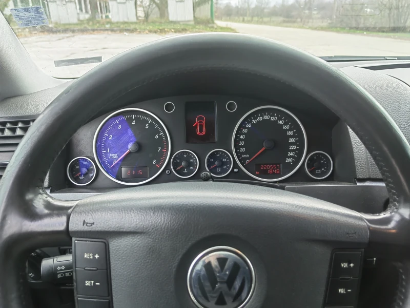 VW Touareg, снимка 5 - Автомобили и джипове - 52859951