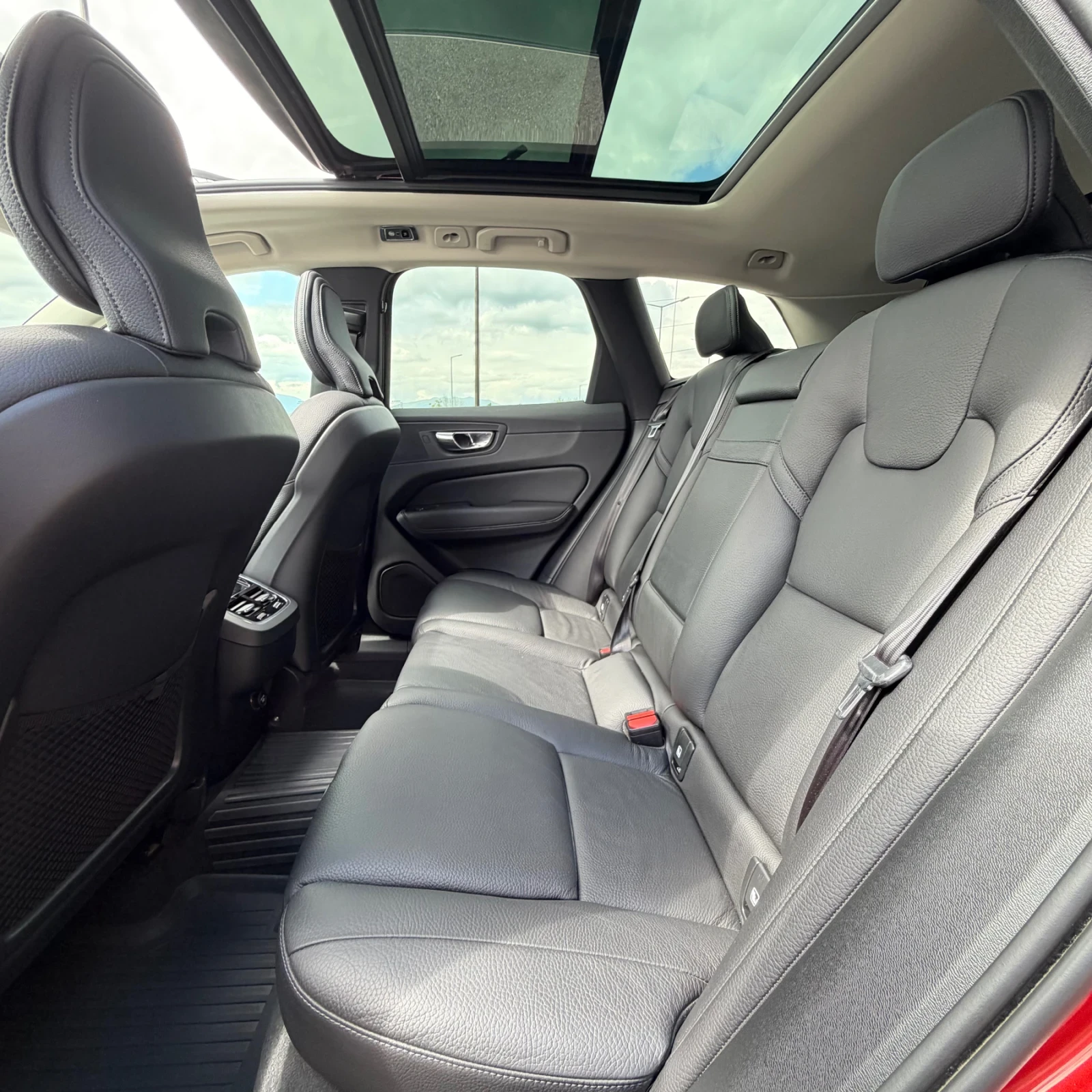 Volvo XC60 ПАНОРАМА;ПОДГРЕВ;Keyless-Go;360-КАМЕРА;КОЖА;НОВ, снимка 12 - Автомобили и джипове - 54376923