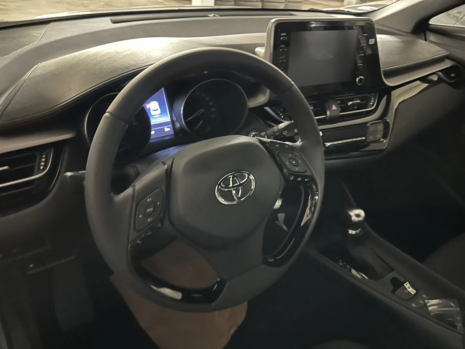 Toyota C-HR 2023 година 