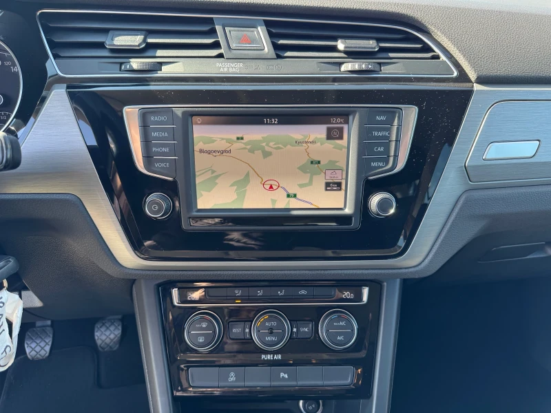 VW Touran 2.0 TDI 150 k.s. - HIGHLINE - 7 MESTEN, снимка 12 - Автомобили и джипове - 51802011