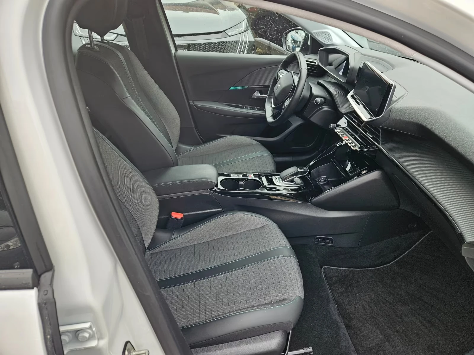 Peugeot 208 e/Allure/ПОДГРЕВ/Kamera/NAVI/136HP/, снимка 6 - Автомобили и джипове - 54968105