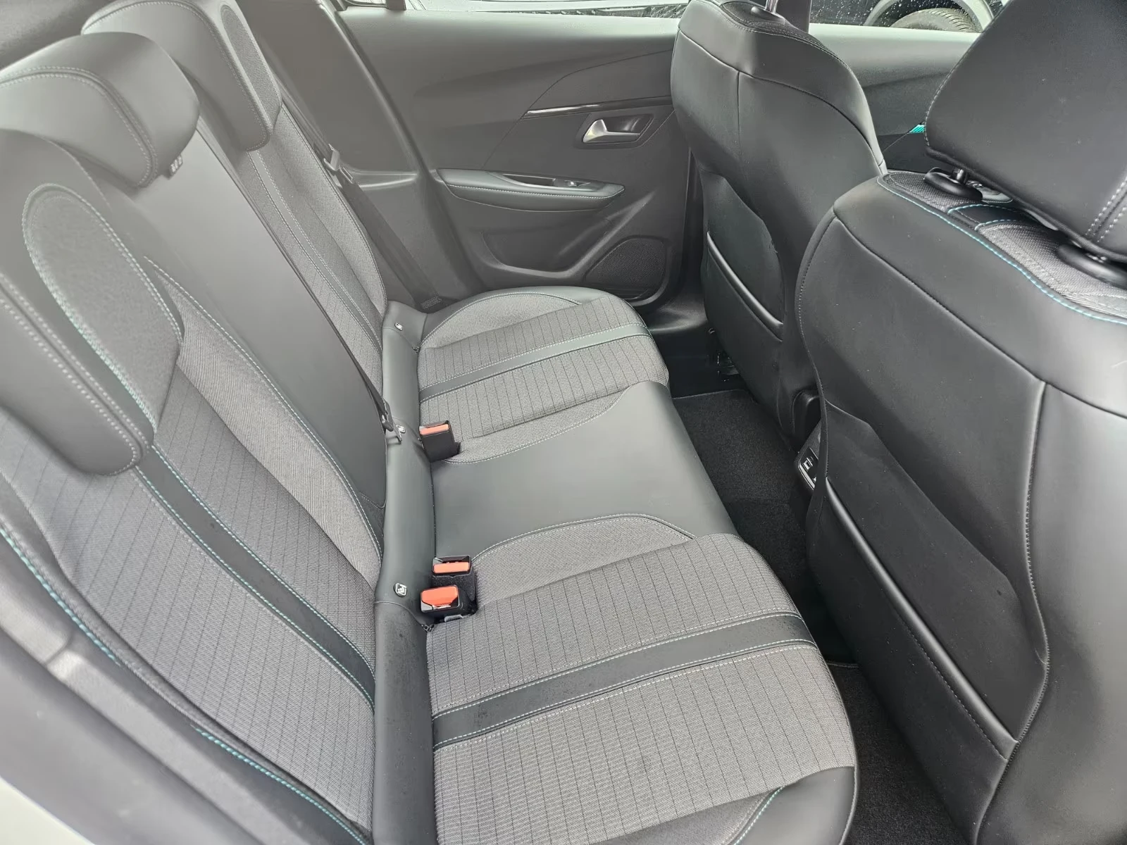 Peugeot 208 e/Allure/ПОДГРЕВ/Kamera/NAVI/136HP/, снимка 7 - Автомобили и джипове - 54968105