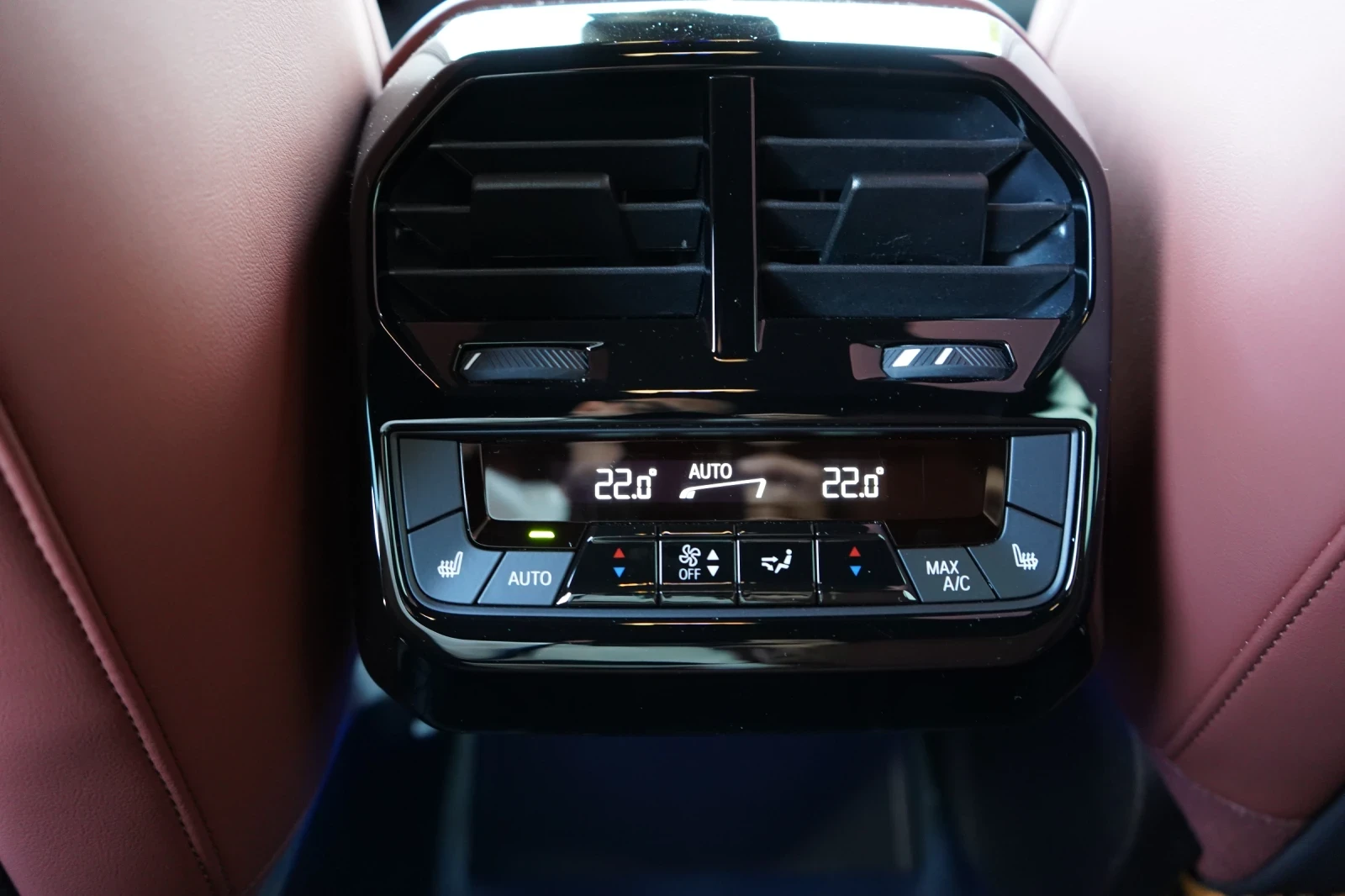 BMW iX 45* M-SPORT* DISTR* H&K* MEMORY* 360CAM* KEYLESS* , снимка 16 - Автомобили и джипове - 55569362