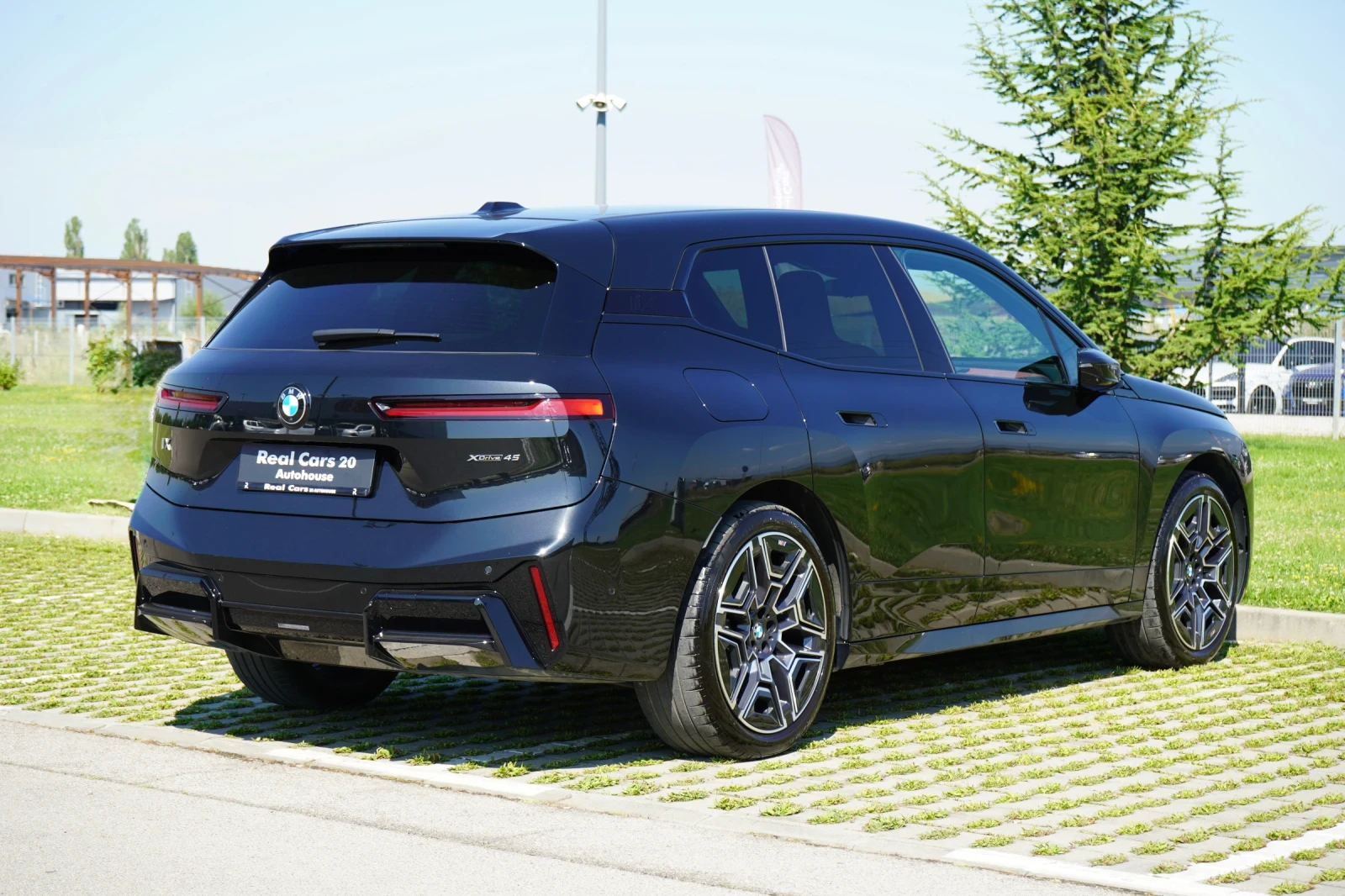 BMW iX 45* M-SPORT* DISTR* H&K* MEMORY* 360CAM* KEYLESS* , снимка 4 - Автомобили и джипове - 55569362