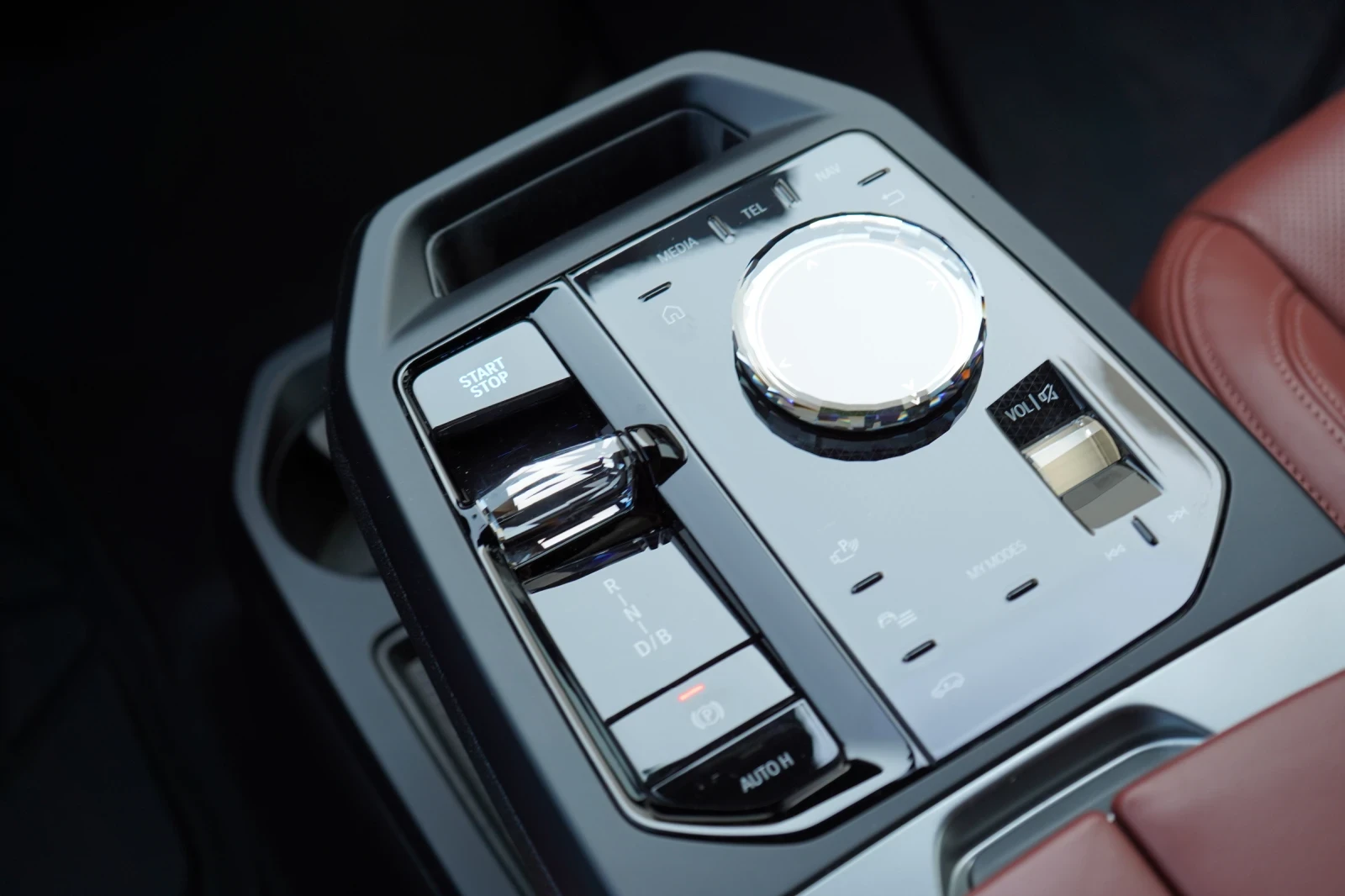 BMW iX 45* M-SPORT* DISTR* H&K* MEMORY* 360CAM* KEYLESS* , снимка 13 - Автомобили и джипове - 55569362