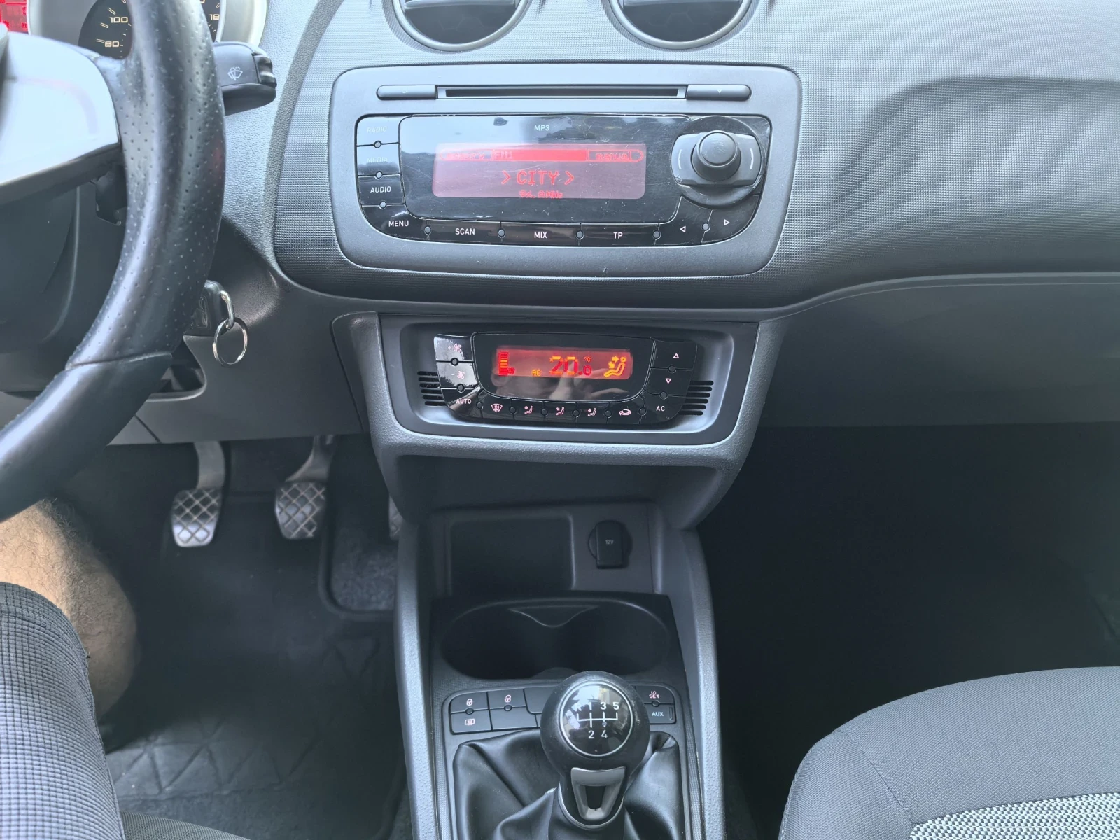 Seat Ibiza 1.4 i 86коня, снимка 10 - Автомобили и джипове - 55892345