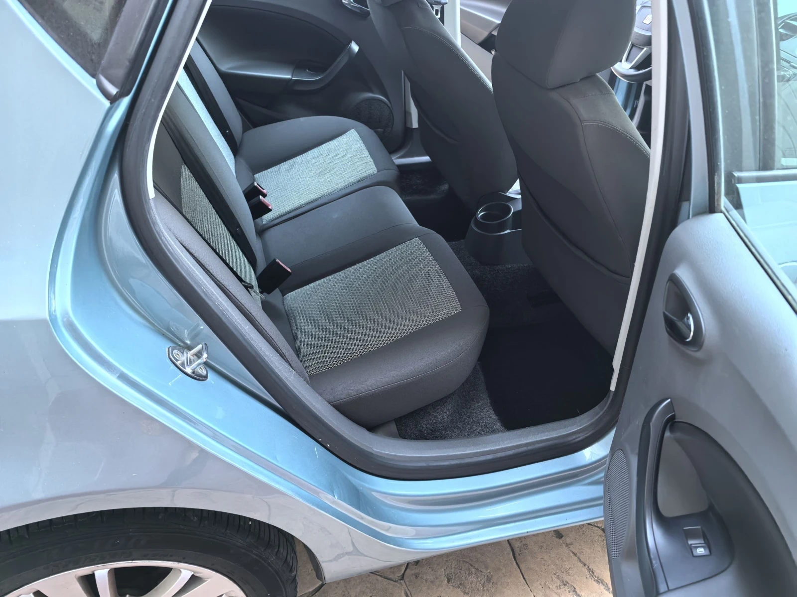 Seat Ibiza 1.4 i 86коня, снимка 12 - Автомобили и джипове - 55892345