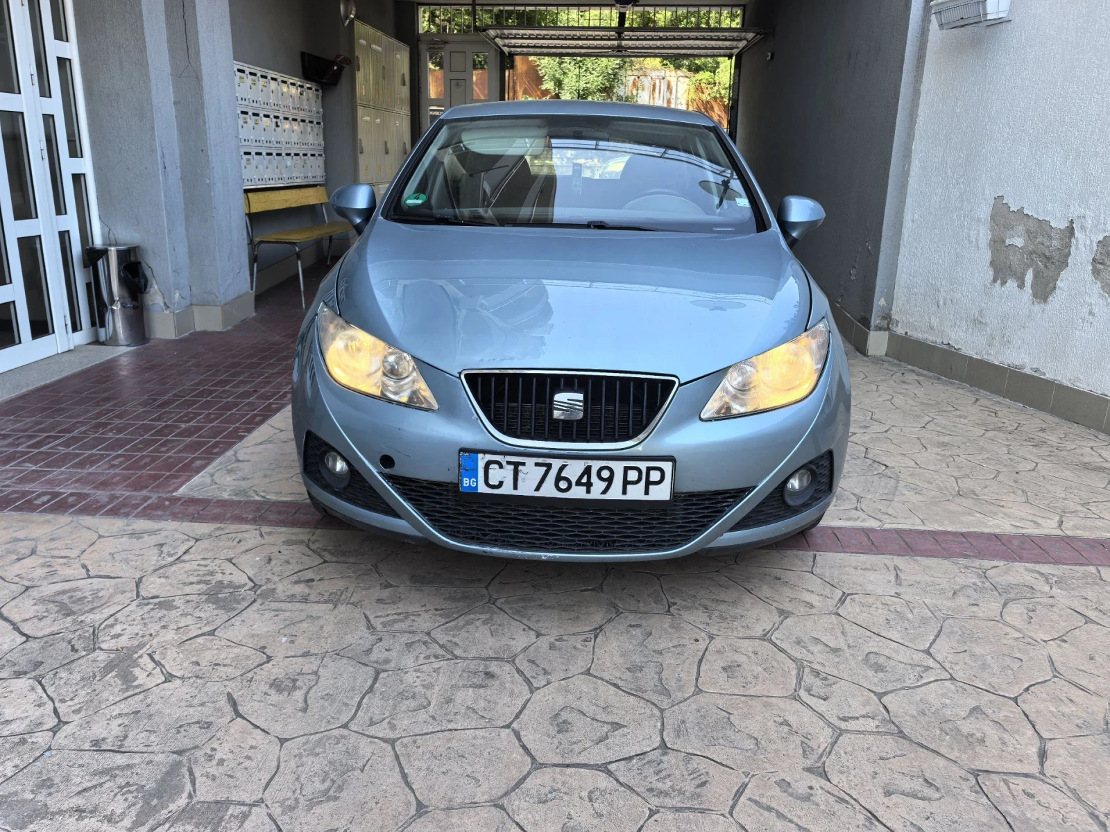 Seat Ibiza 1.4 i 86коня, снимка 2 - Автомобили и джипове - 55892345