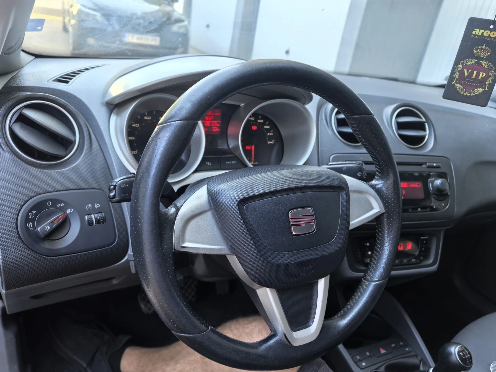 Seat Ibiza 1.4 i 86коня, снимка 9 - Автомобили и джипове - 55892345
