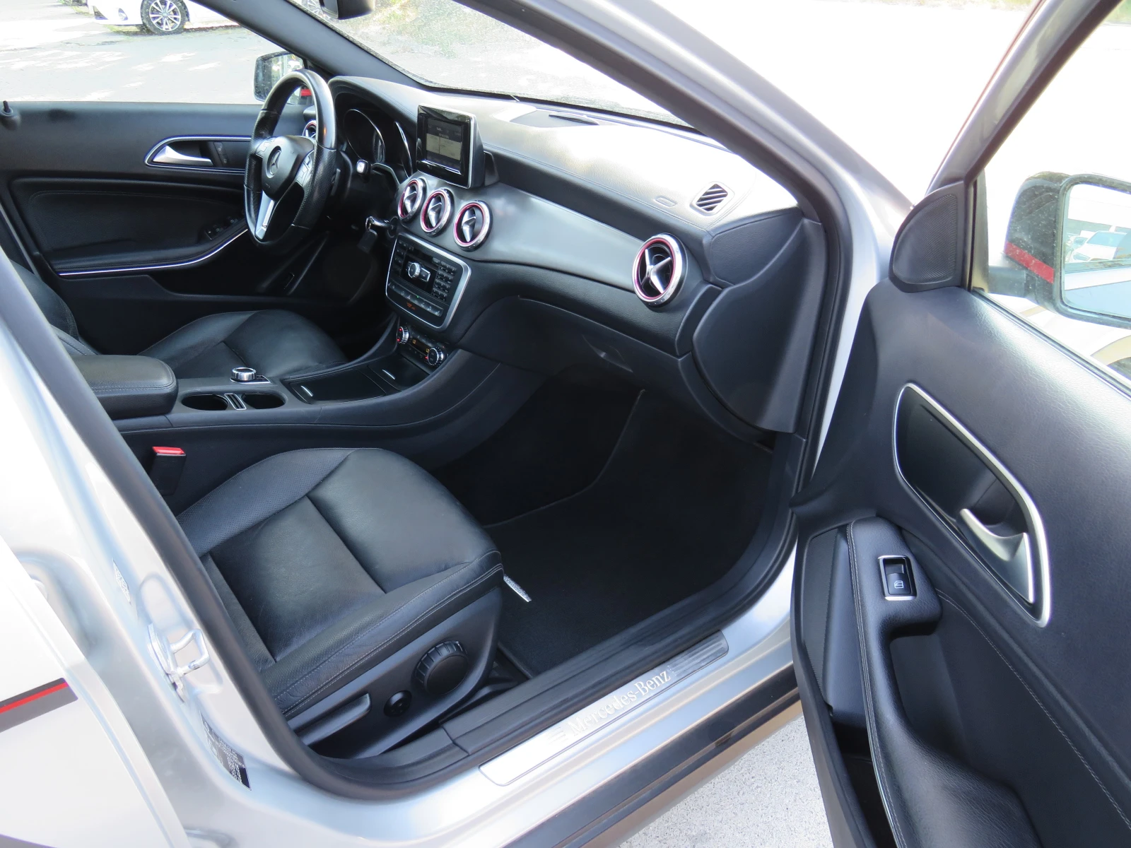 Mercedes-Benz GLA 220 CDI* AMG-PACK 4-MATIC DISTRONIC+ FULL LED* , снимка 12 - Автомобили и джипове - 55902198