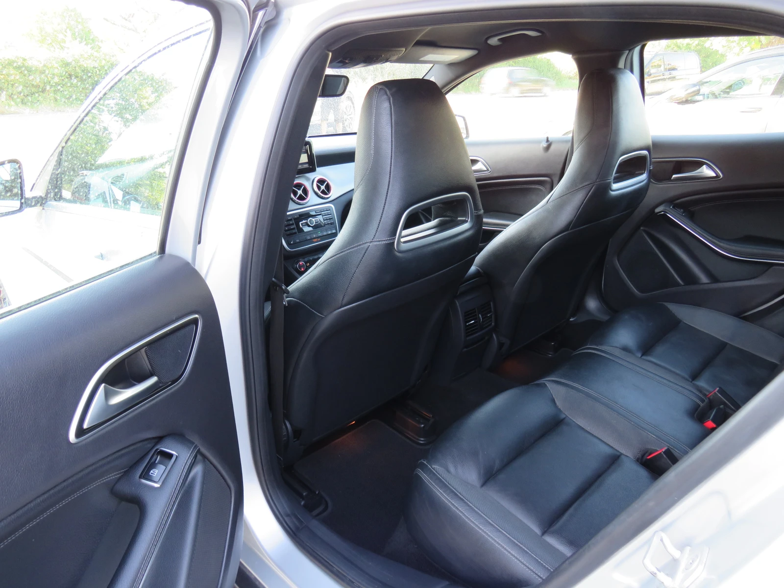 Mercedes-Benz GLA 220 CDI* AMG-PACK 4-MATIC DISTRONIC+ FULL LED* , снимка 10 - Автомобили и джипове - 55902198