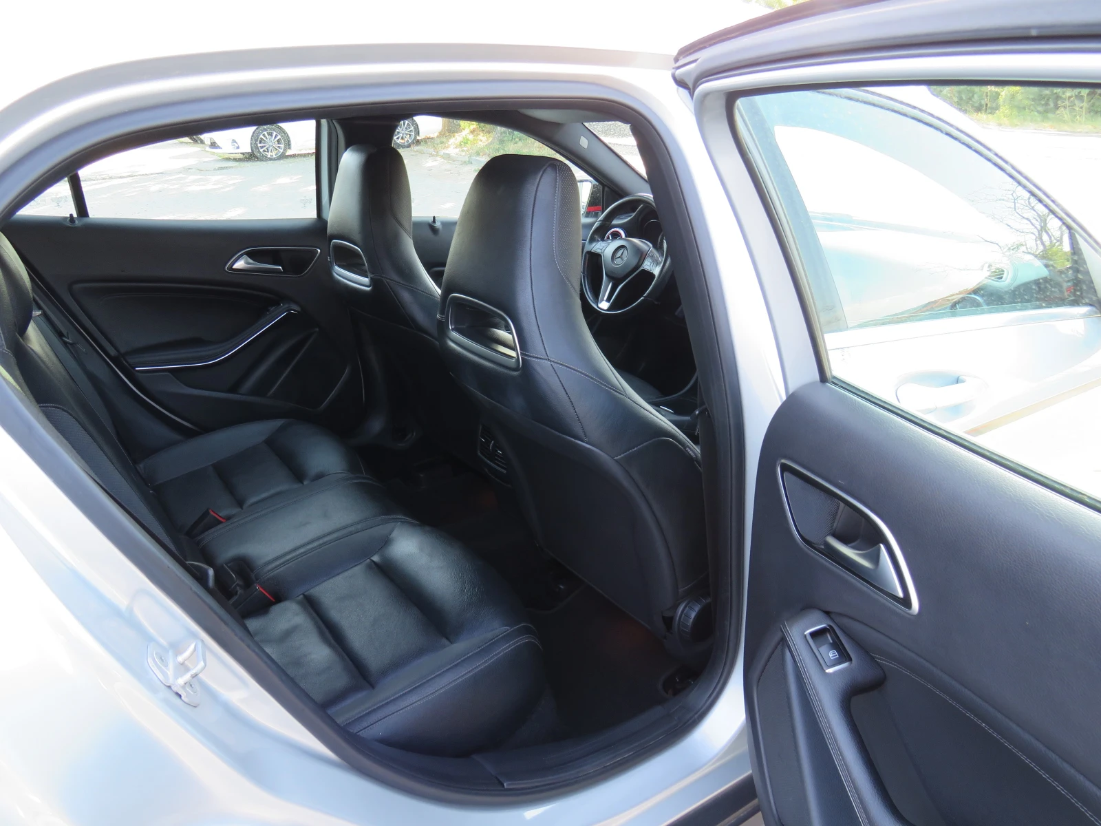 Mercedes-Benz GLA 220 CDI* AMG-PACK 4-MATIC DISTRONIC+ FULL LED* , снимка 11 - Автомобили и джипове - 55902198
