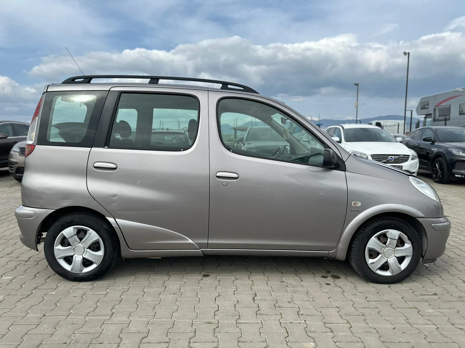 Toyota Yaris verso / 1.3I / GAS / , снимка 6 - Автомобили и джипове - 54219635