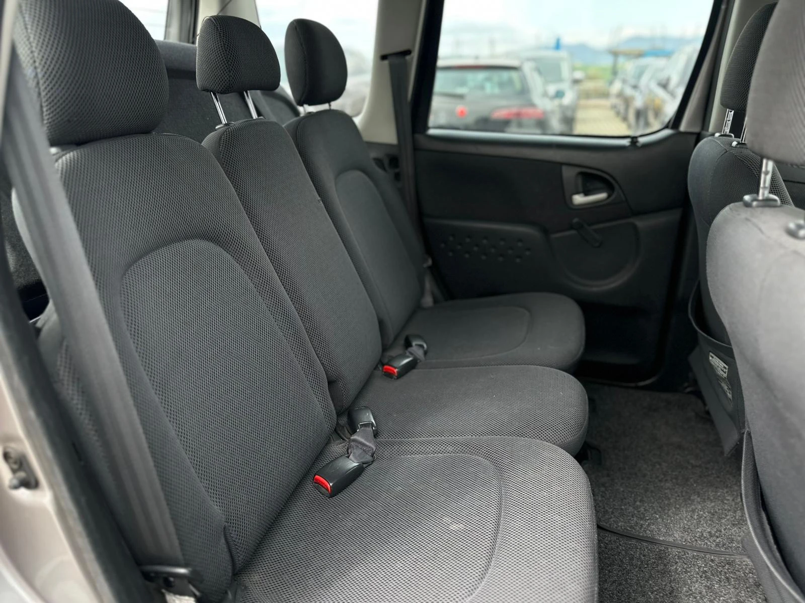 Toyota Yaris verso / 1.3I / GAS / , снимка 13 - Автомобили и джипове - 54219635