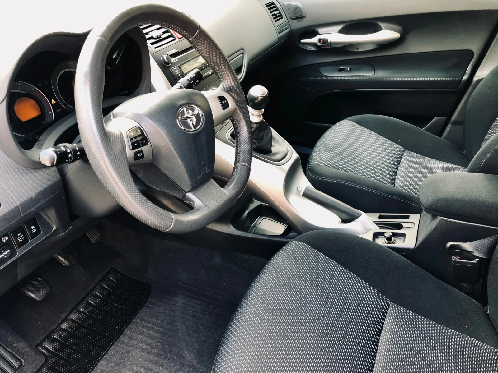 Toyota Auris 1.33vvt 99ps, снимка 4 - Автомобили и джипове - 55070164
