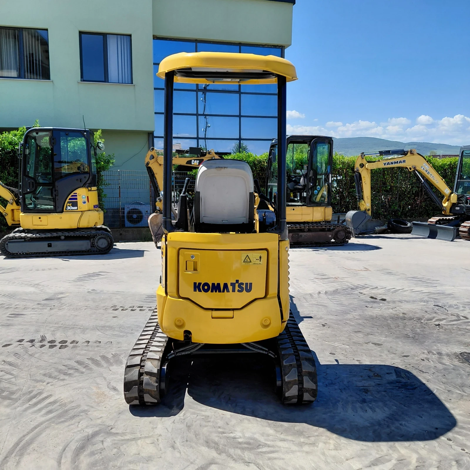 Багер Komatsu PC18MR-3  САМО НА 800 мч, Практически НОВ, снимка 4 - Индустриална техника - 52887415