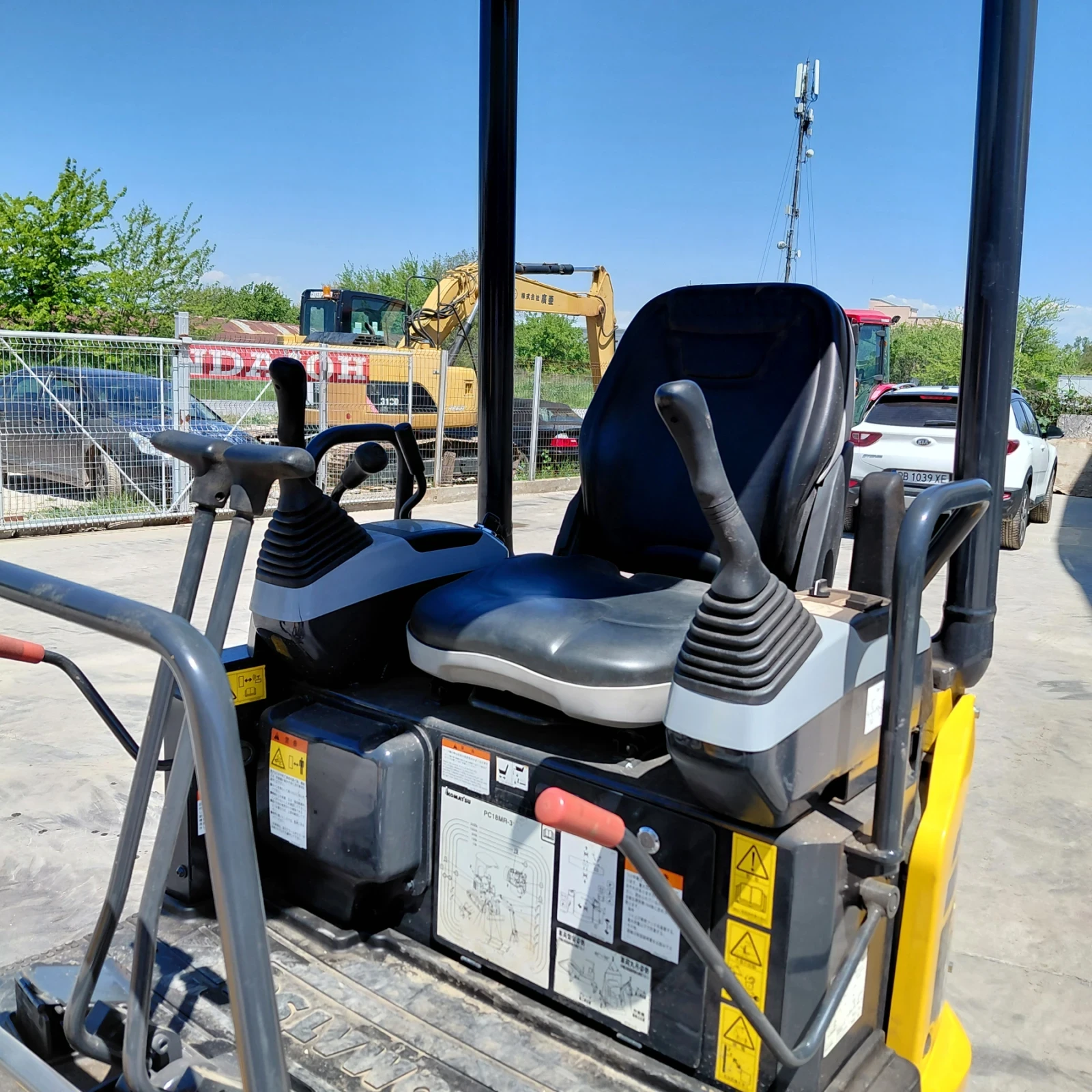 Багер Komatsu PC18MR-3  САМО НА 800 мч, Практически НОВ, снимка 11 - Индустриална техника - 52887415
