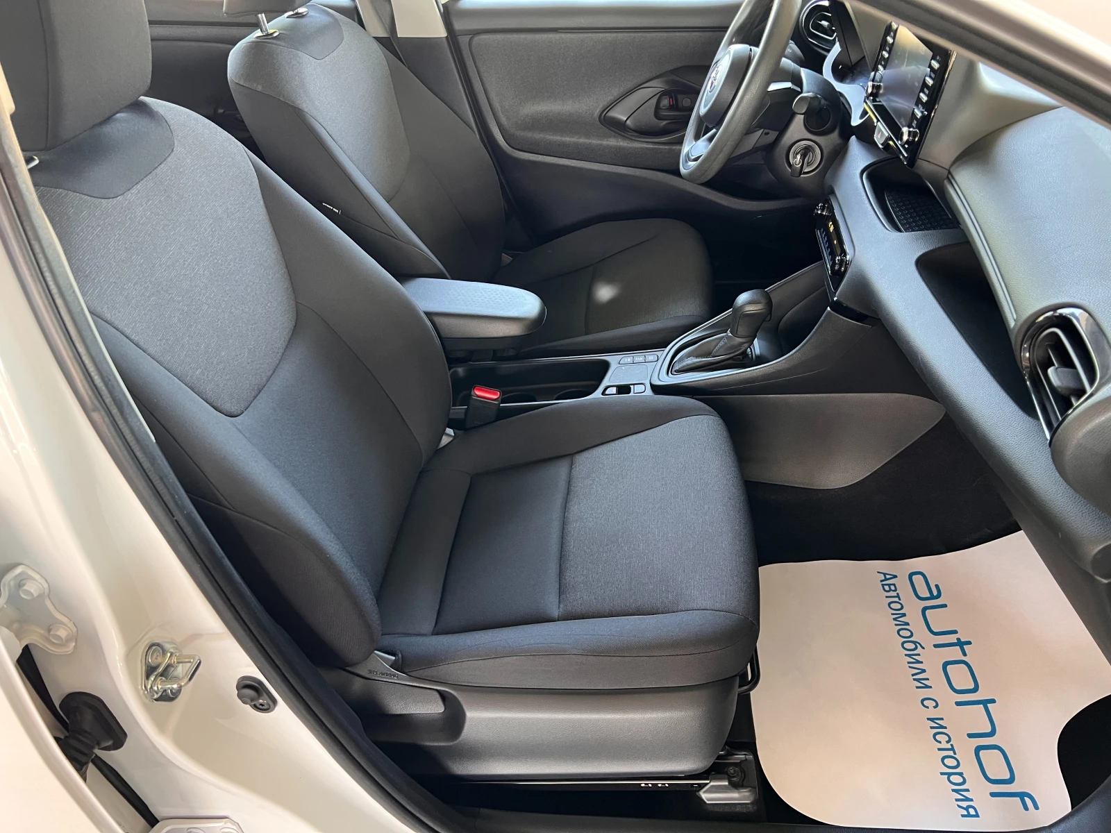Toyota Yaris LIGHT/HYBRID/1.5vvt-i/115K.C./Е-CVT AT - изображение 9