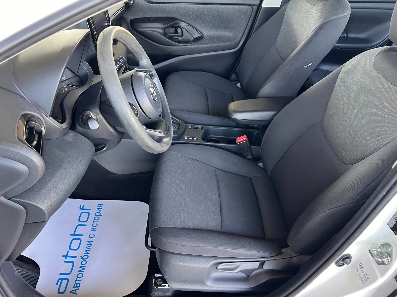 Toyota Yaris LIGHT/HYBRID/1.5vvt-i/115K.C./Е-CVT AT - изображение 8