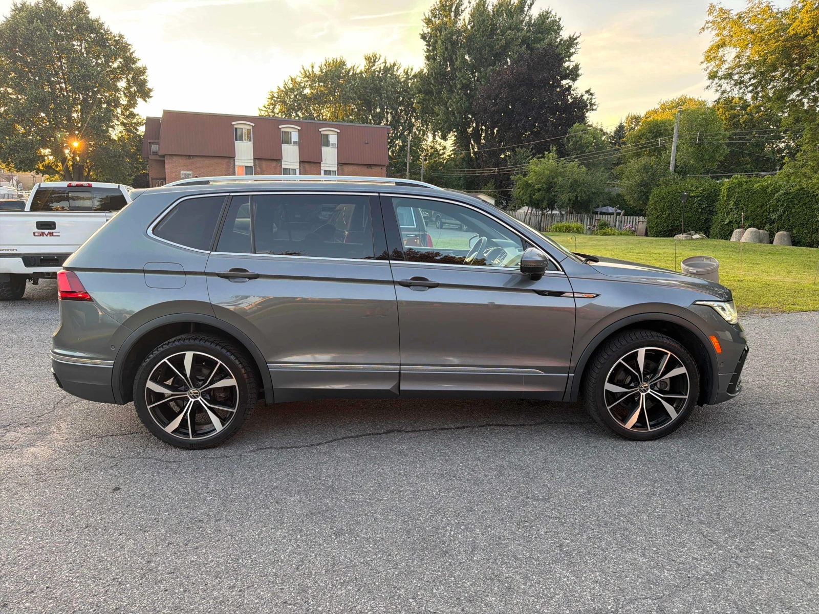 VW Tiguan * Highline R Line * CARFAX * БЕЗ ПЪРВОНАЧАЛНА ВНОС, снимка 3 - Автомобили и джипове - 55838158