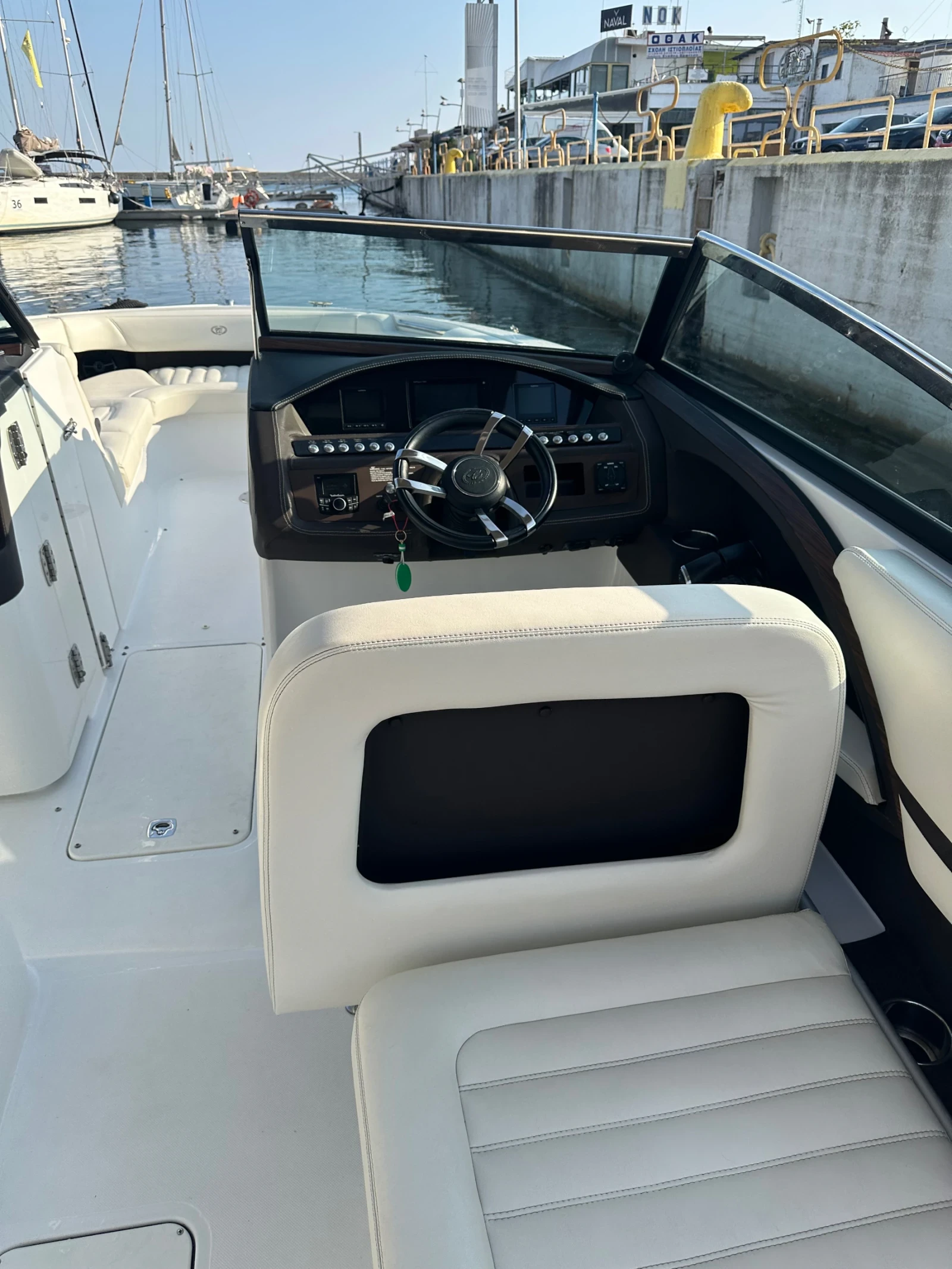 Моторна яхта Cobalt R30 - изображение 7