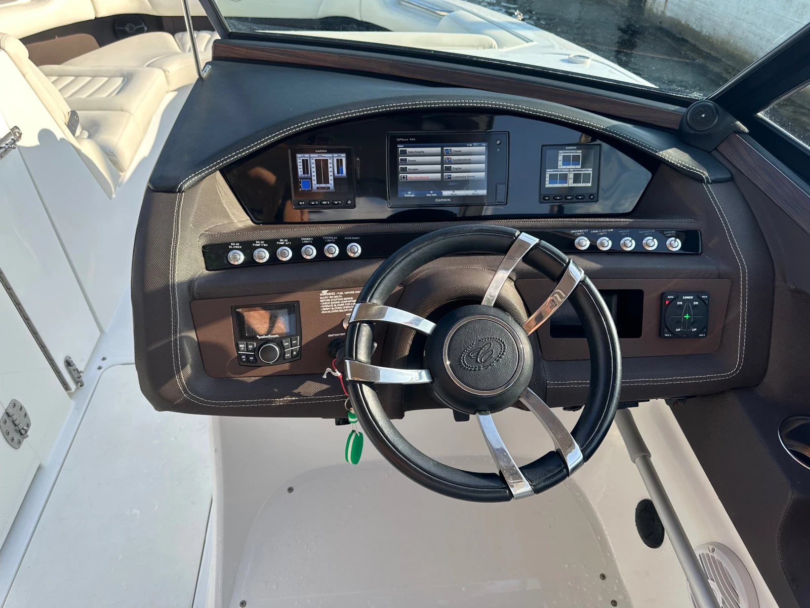 Моторна яхта Cobalt R30 - изображение 6