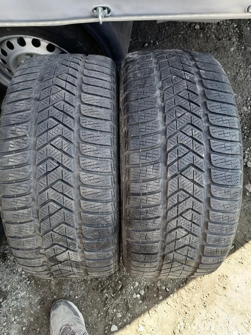 Гуми Зимни 245/40R18, снимка 1 - Гуми и джанти - 32079987