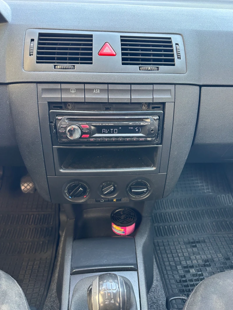 Skoda Fabia 1.4i, снимка 8 - Автомобили и джипове - 52721873