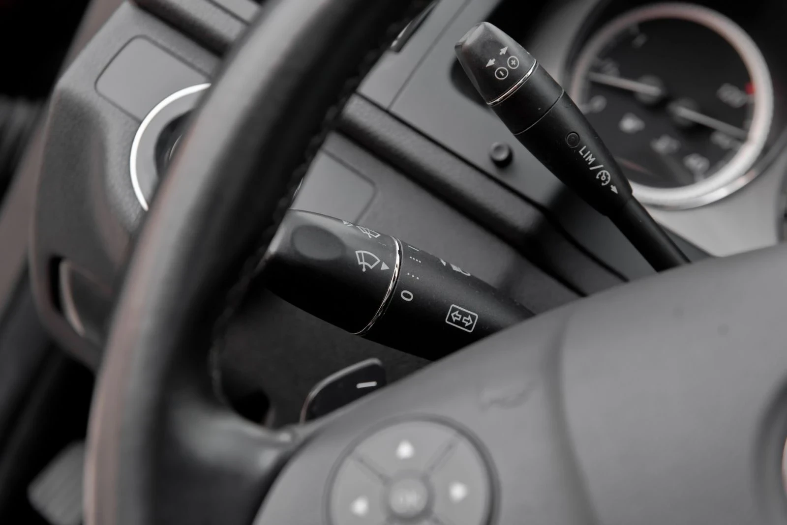 Mercedes-Benz C 350 Black Edition, снимка 15 - Автомобили и джипове - 53978421