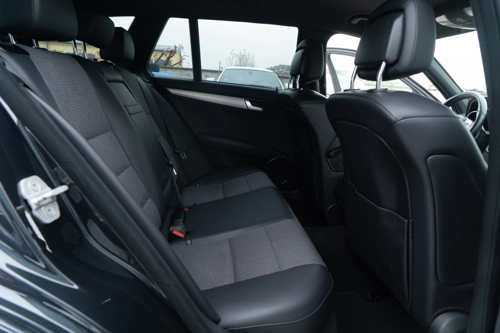 Mercedes-Benz C 220 CDI = 2011 = 7G = FACELIFT = TOP = ЛИЗИНГ, снимка 13 - Автомобили и джипове - 54209061