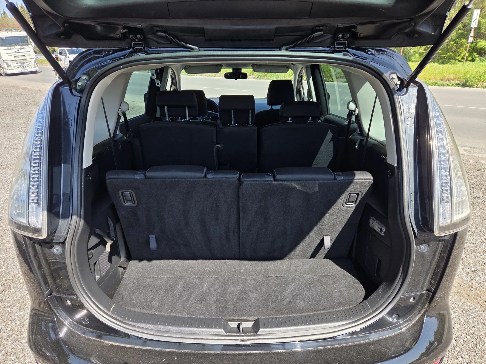 Mazda 5 2, 0 tdi 110 hp, снимка 12 - Автомобили и джипове - 54357542