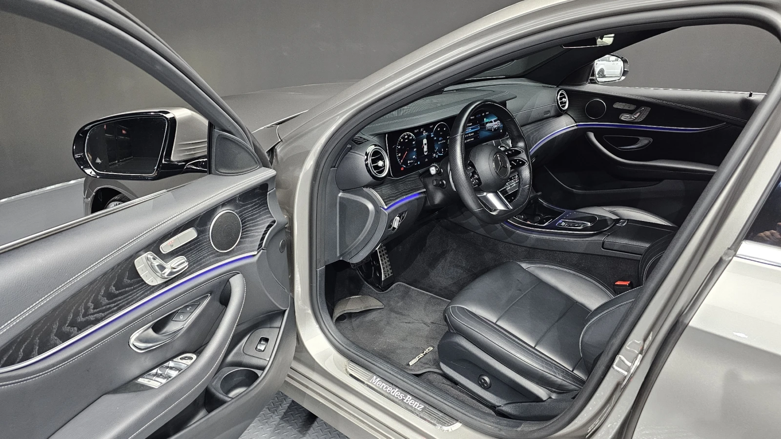 Mercedes-Benz E 220 4MATIC/AMG/BURMESTER/AMBIENT LIGHT/ПОДГРЕВИ, снимка 10 - Автомобили и джипове - 54832335