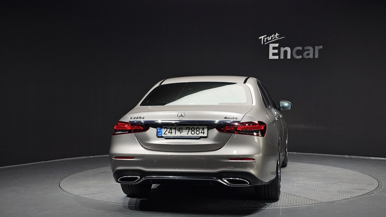 Mercedes-Benz E 220 4MATIC/AMG/BURMESTER/AMBIENT LIGHT/ПОДГРЕВИ, снимка 4 - Автомобили и джипове - 54832335