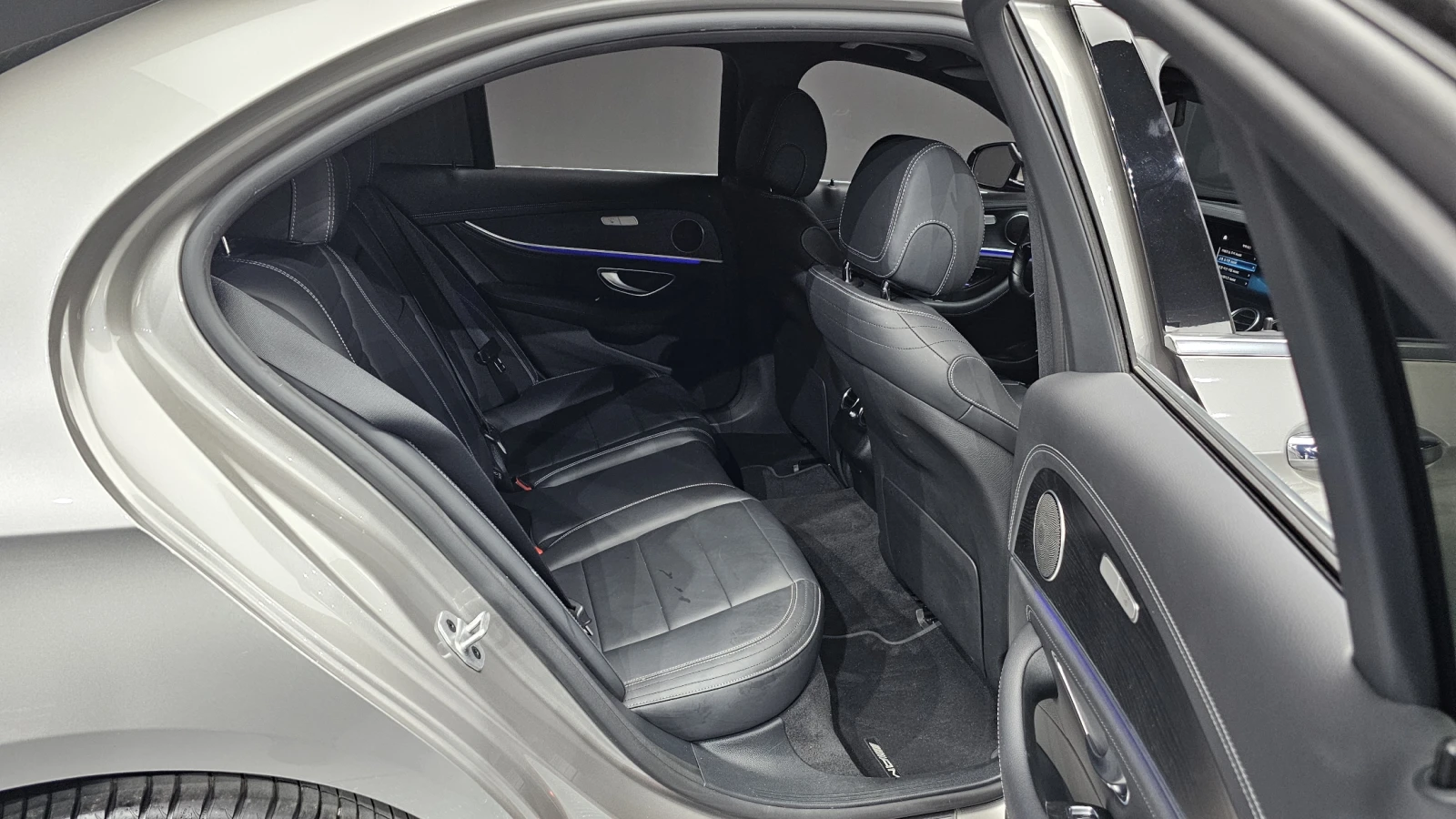 Mercedes-Benz E 220 4MATIC/AMG/BURMESTER/AMBIENT LIGHT/ПОДГРЕВИ, снимка 11 - Автомобили и джипове - 54832335