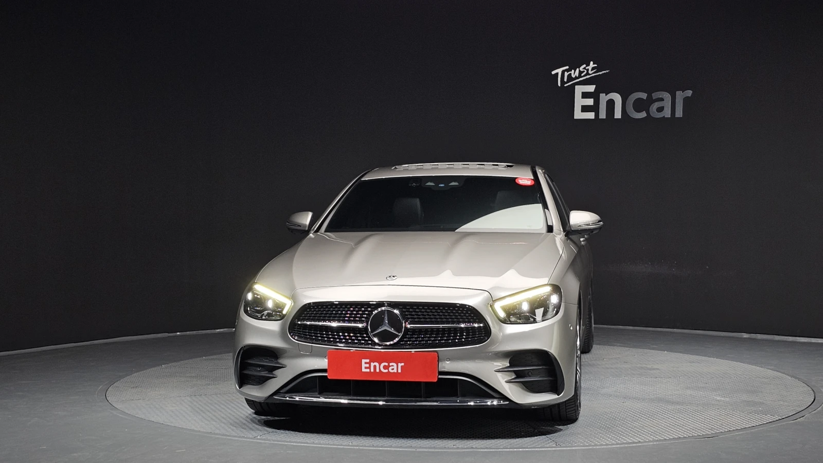 Mercedes-Benz E 220 4MATIC/AMG/BURMESTER/AMBIENT LIGHT/ПОДГРЕВИ, снимка 3 - Автомобили и джипове - 54832335