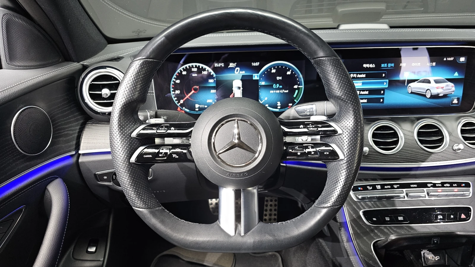 Mercedes-Benz E 220 4MATIC/AMG/BURMESTER/AMBIENT LIGHT/ПОДГРЕВИ, снимка 14 - Автомобили и джипове - 54832335