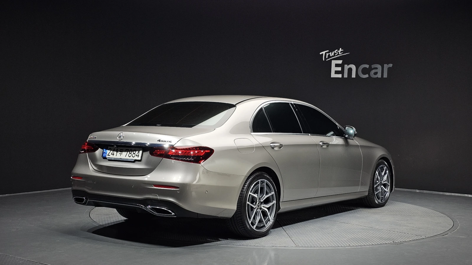 Mercedes-Benz E 220 4MATIC/AMG/BURMESTER/AMBIENT LIGHT/ПОДГРЕВИ, снимка 2 - Автомобили и джипове - 54832335